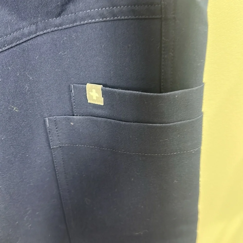 Figs Men’s Cario Cargo navy blue scrub pants size XXL.